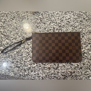 Louis Vuitton neverfull pouch